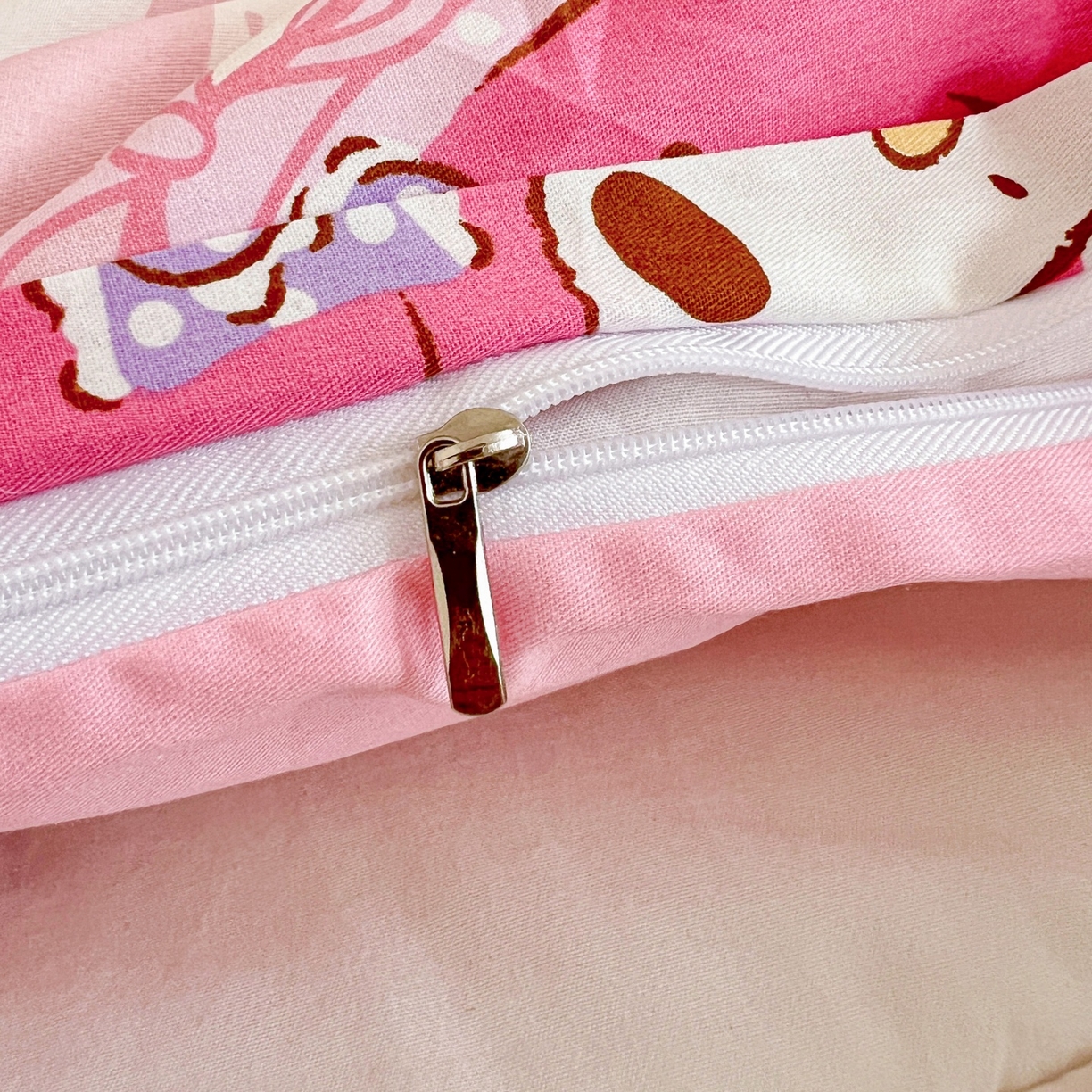 91家纺网 家纺一手货源 找家纺 名兮家居 2025新款全棉小版经典奥特曼-三丽鸥幼儿园儿童套件【含防伪标】 竖条美乐蒂