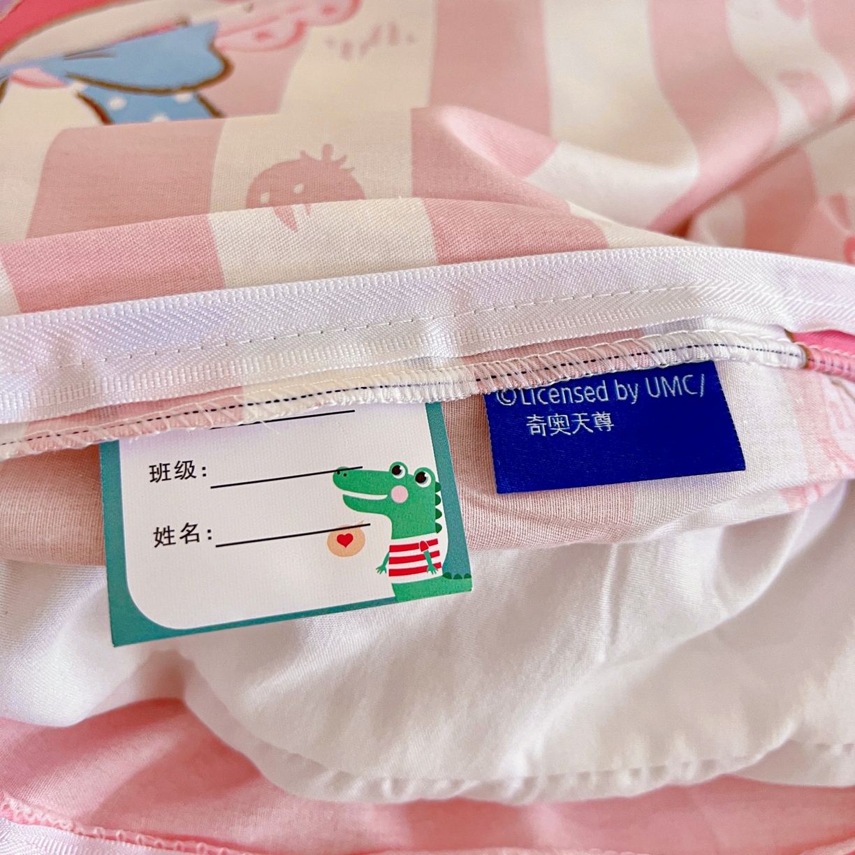 91家纺网 家纺一手货源 找家纺 名兮家居 2025新款全棉小版经典奥特曼-三丽鸥幼儿园儿童套件【含防伪标】 竖条美乐蒂