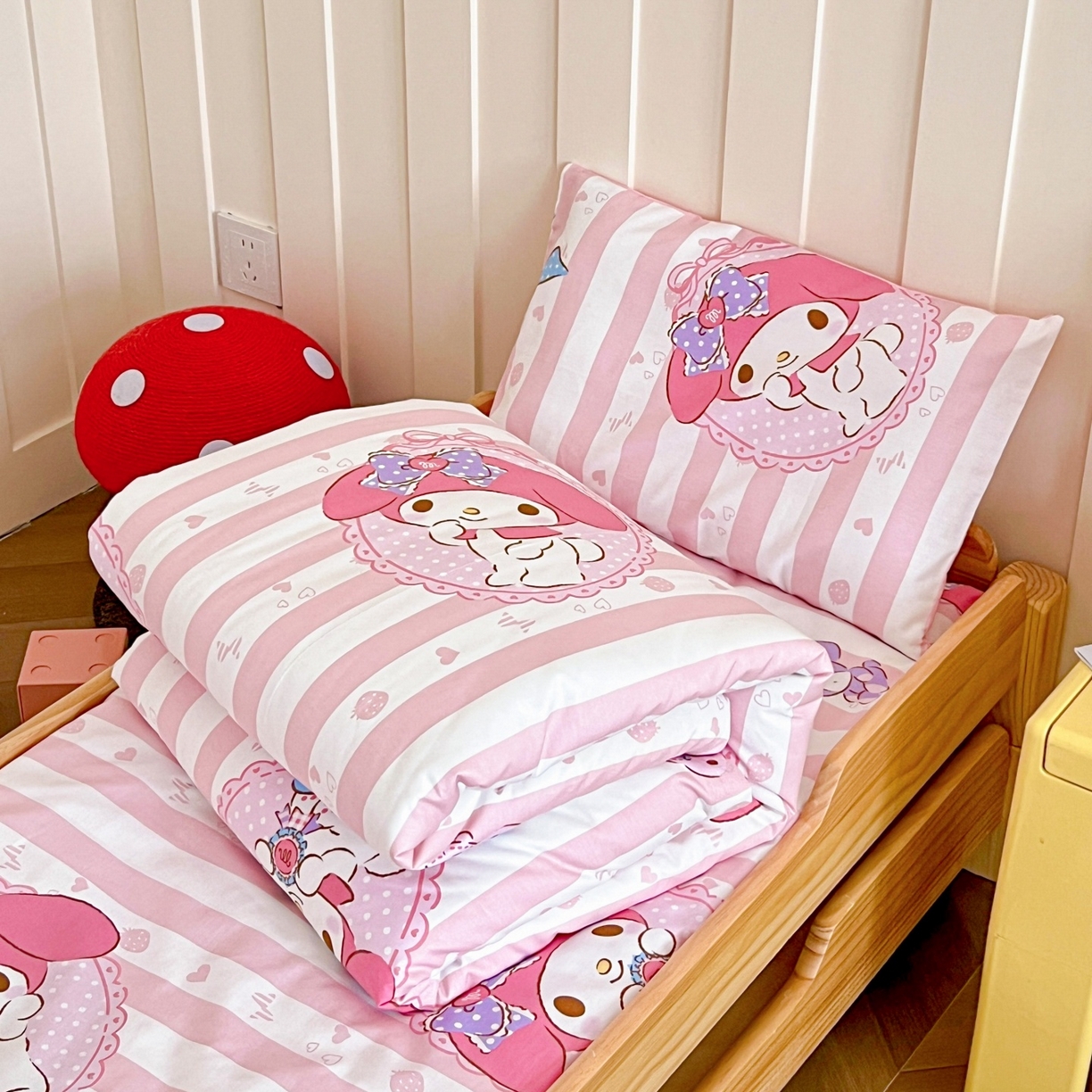 91家纺网 家纺一手货源 找家纺 名兮家居 2025新款全棉小版经典奥特曼-三丽鸥幼儿园儿童套件【含防伪标】 竖条美乐蒂