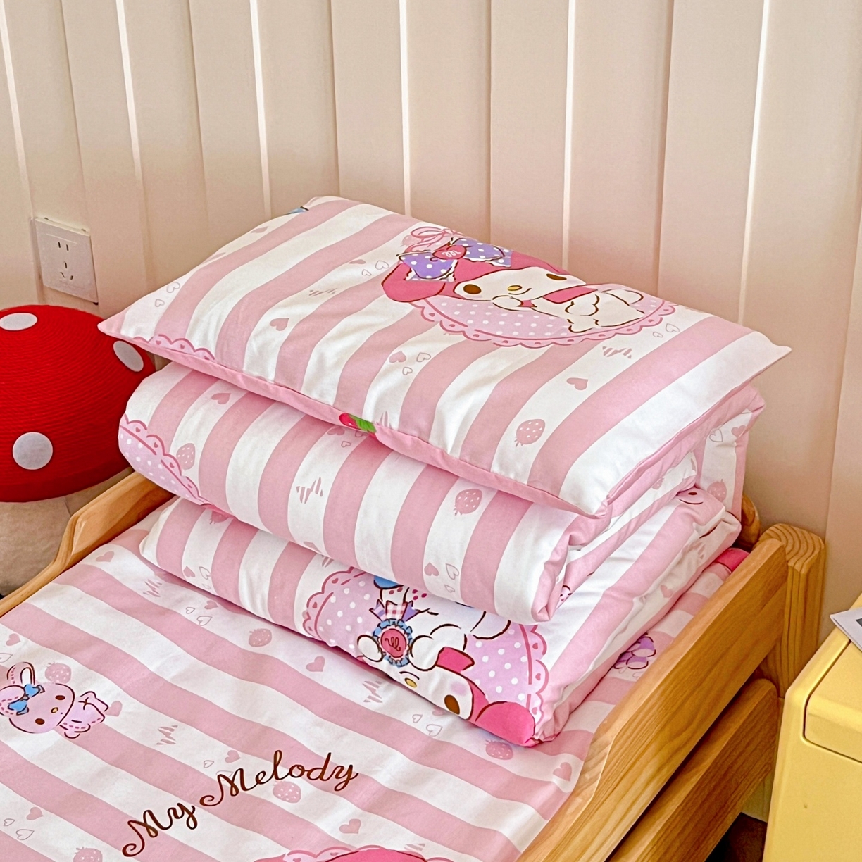 91家纺网 家纺一手货源 找家纺 名兮家居 2025新款全棉小版经典奥特曼-三丽鸥幼儿园儿童套件【含防伪标】 竖条美乐蒂