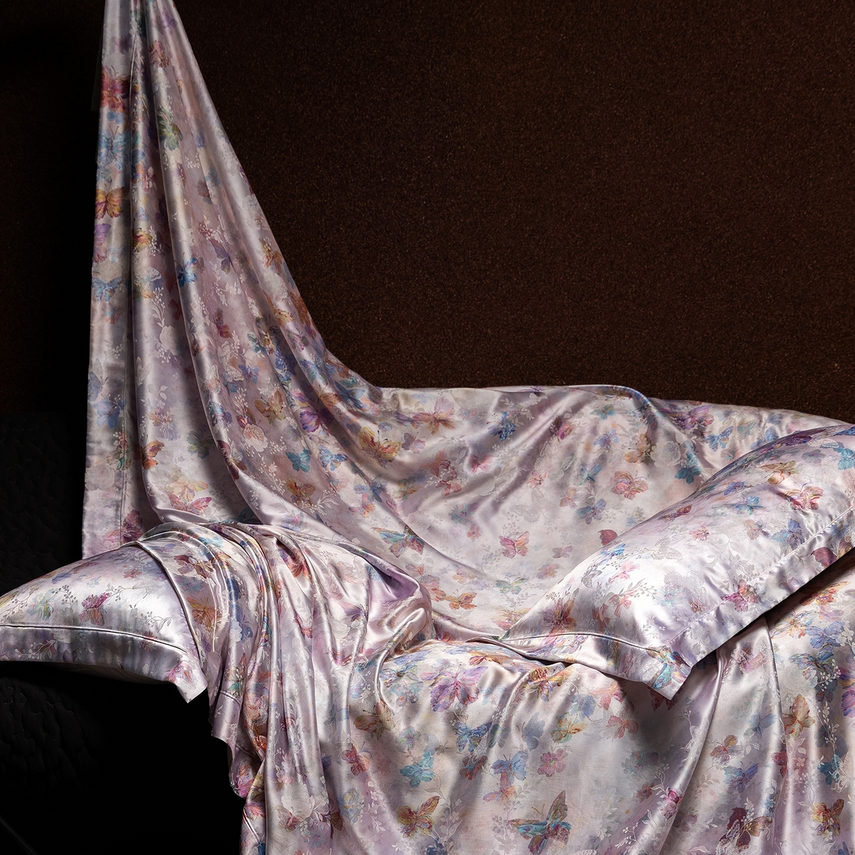 91家纺网 家纺一手货源 找家纺 太古汇家居 2025新款桑真丝提花+印花系列四件套 星光蝶影-粉