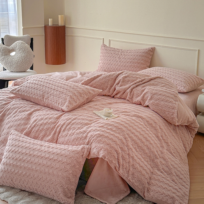 91家纺网 家纺一手货源 找家纺 618家纺 2025新款冬日温暖纯色法式浪漫云舒绒四件套 云舒绒-菱光粉