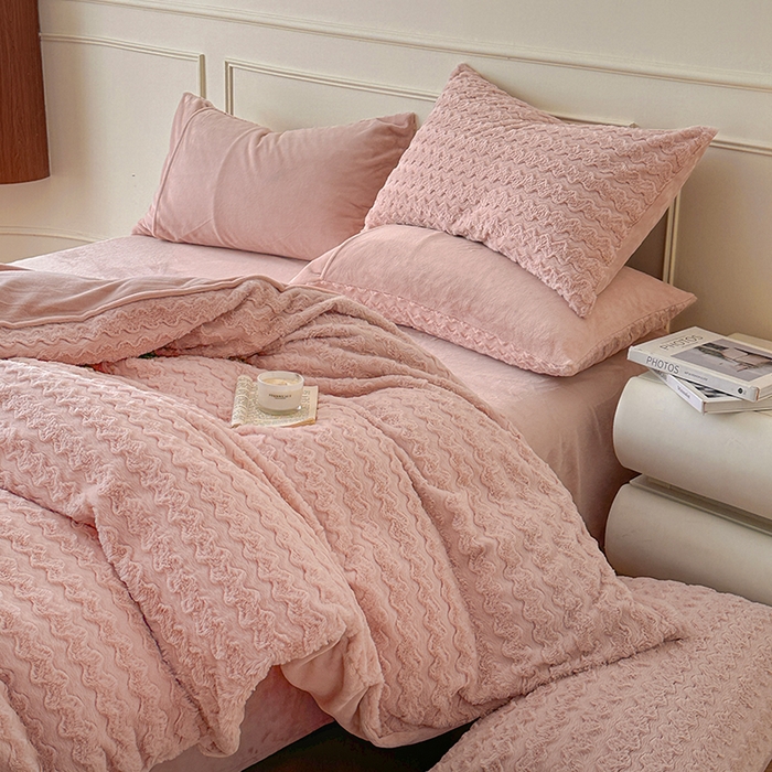 91家纺网 家纺一手货源 找家纺 618家纺 2025新款冬日温暖纯色法式浪漫云舒绒四件套 云舒绒-菱光粉
