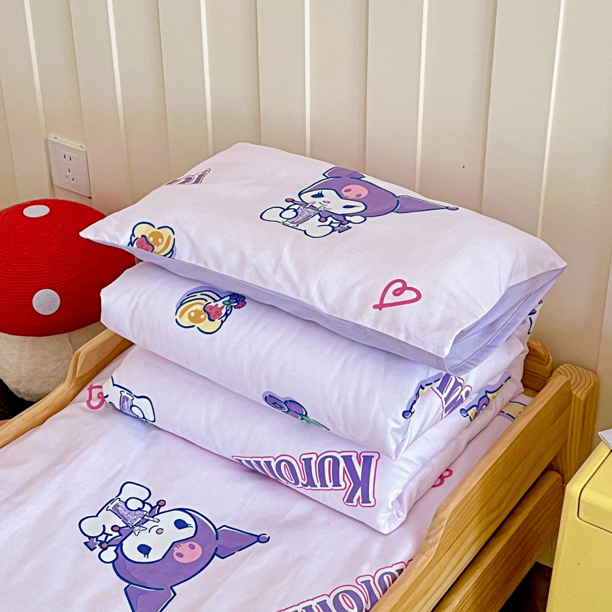 91家纺网 家纺一手货源 找家纺 名兮家居 2025新款全棉小版经典奥特曼-三丽鸥幼儿园儿童套件【含防伪标】 甜筒库洛米