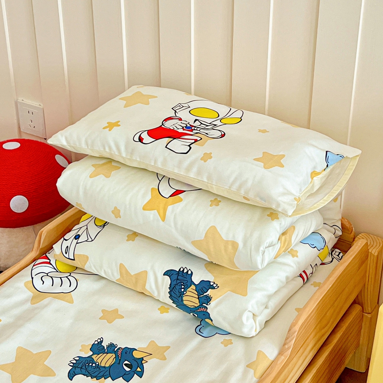 91家纺网 家纺一手货源 找家纺 名兮家居 2025新款全棉小版经典奥特曼-三丽鸥幼儿园儿童套件【含防伪标】 星星奥特曼