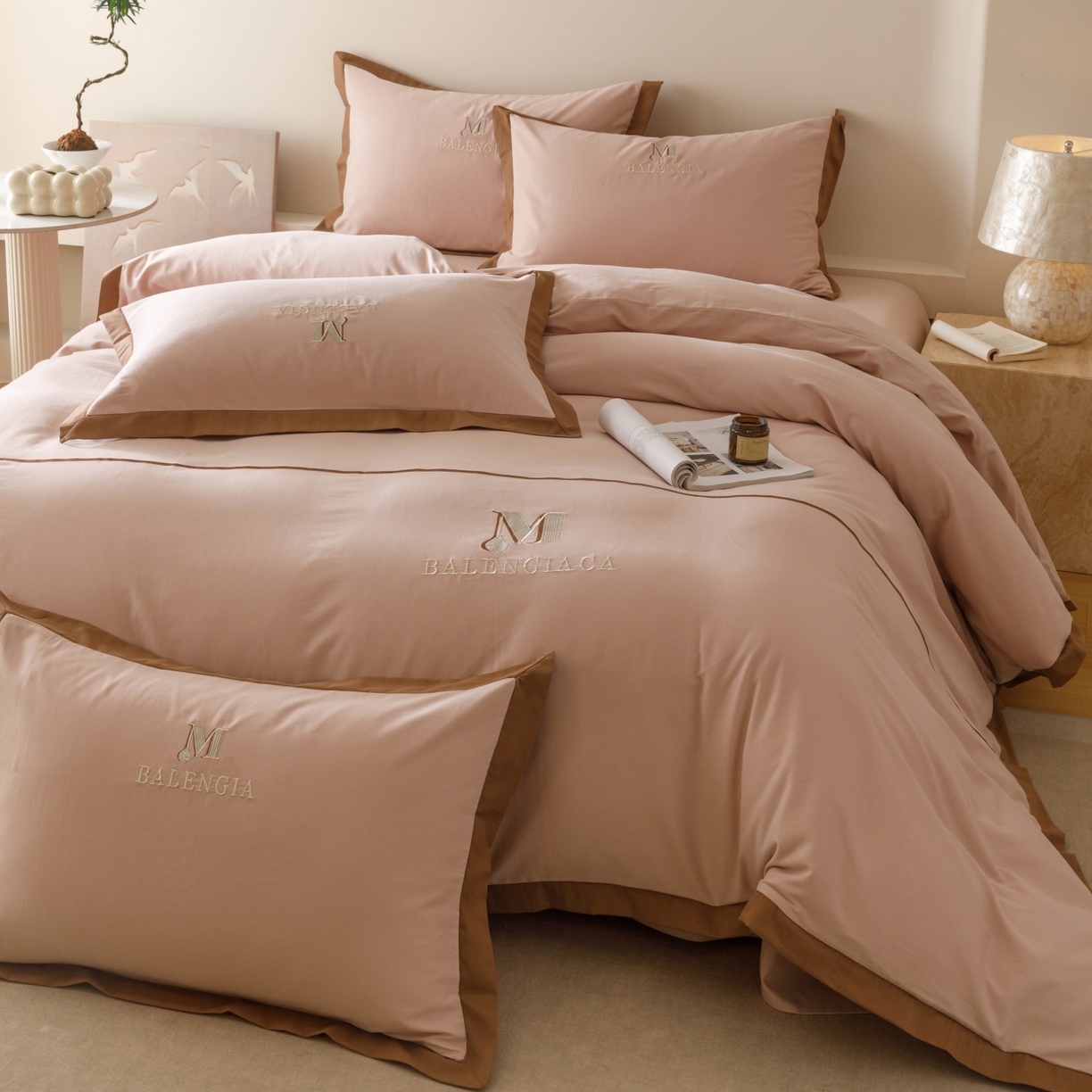 91家纺网 家纺一手货源 找家纺 （总）艾莱家纺 2025新款A类新疆长绒棉纯棉加厚柔顺磨毛贴布绣四件套-奶芙