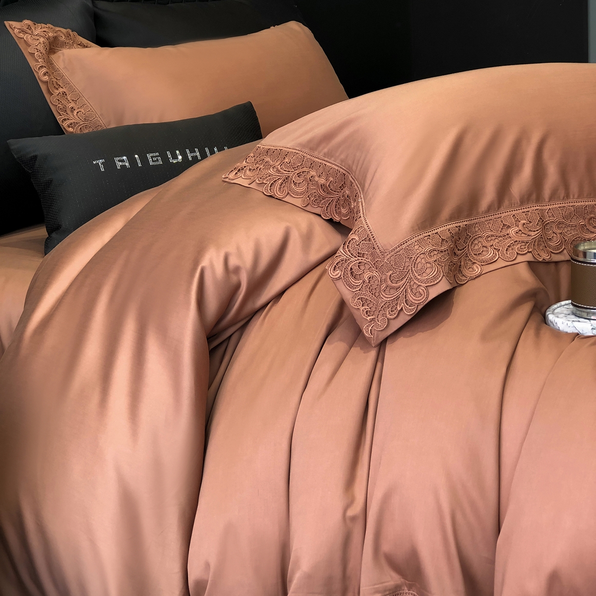 91家纺网 家纺一手货源 找家纺 太古汇家居 2025新款天丝棉磨毛花边四件套-巴黎晨曦系列 巴厘岛-美拉德