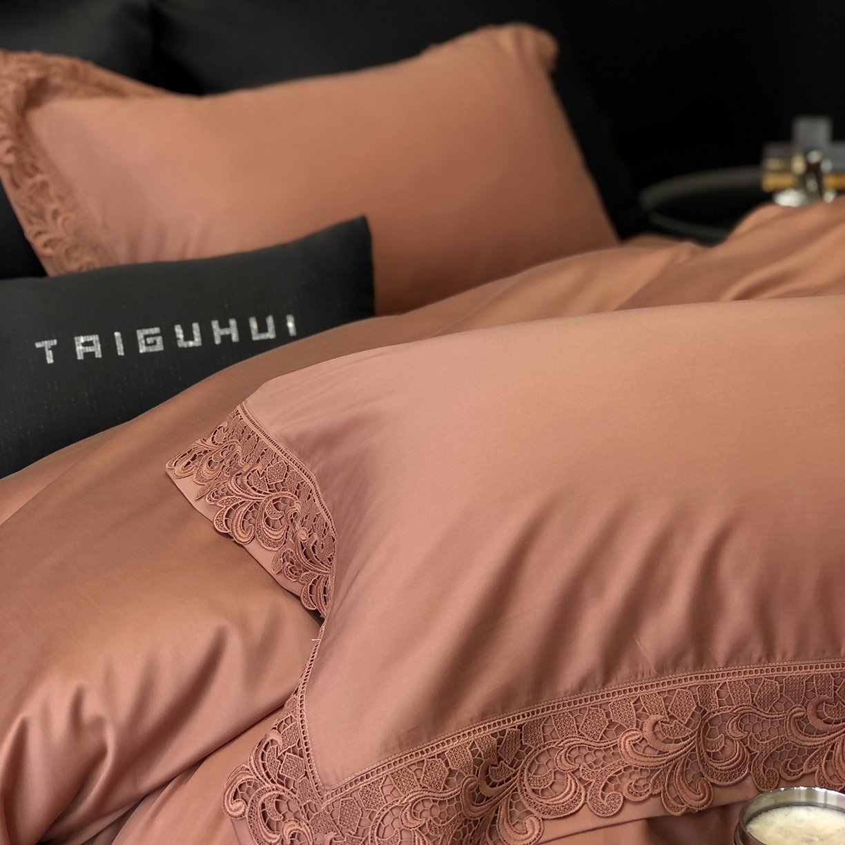 91家纺网 家纺一手货源 找家纺 太古汇家居 2025新款天丝棉磨毛花边四件套-巴黎晨曦系列 巴厘岛-美拉德