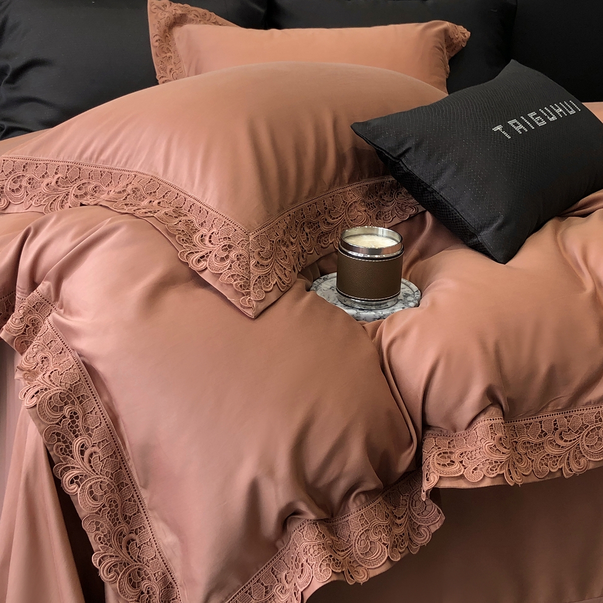 91家纺网 家纺一手货源 找家纺 太古汇家居 2025新款天丝棉磨毛花边四件套-巴黎晨曦系列 巴厘岛-美拉德