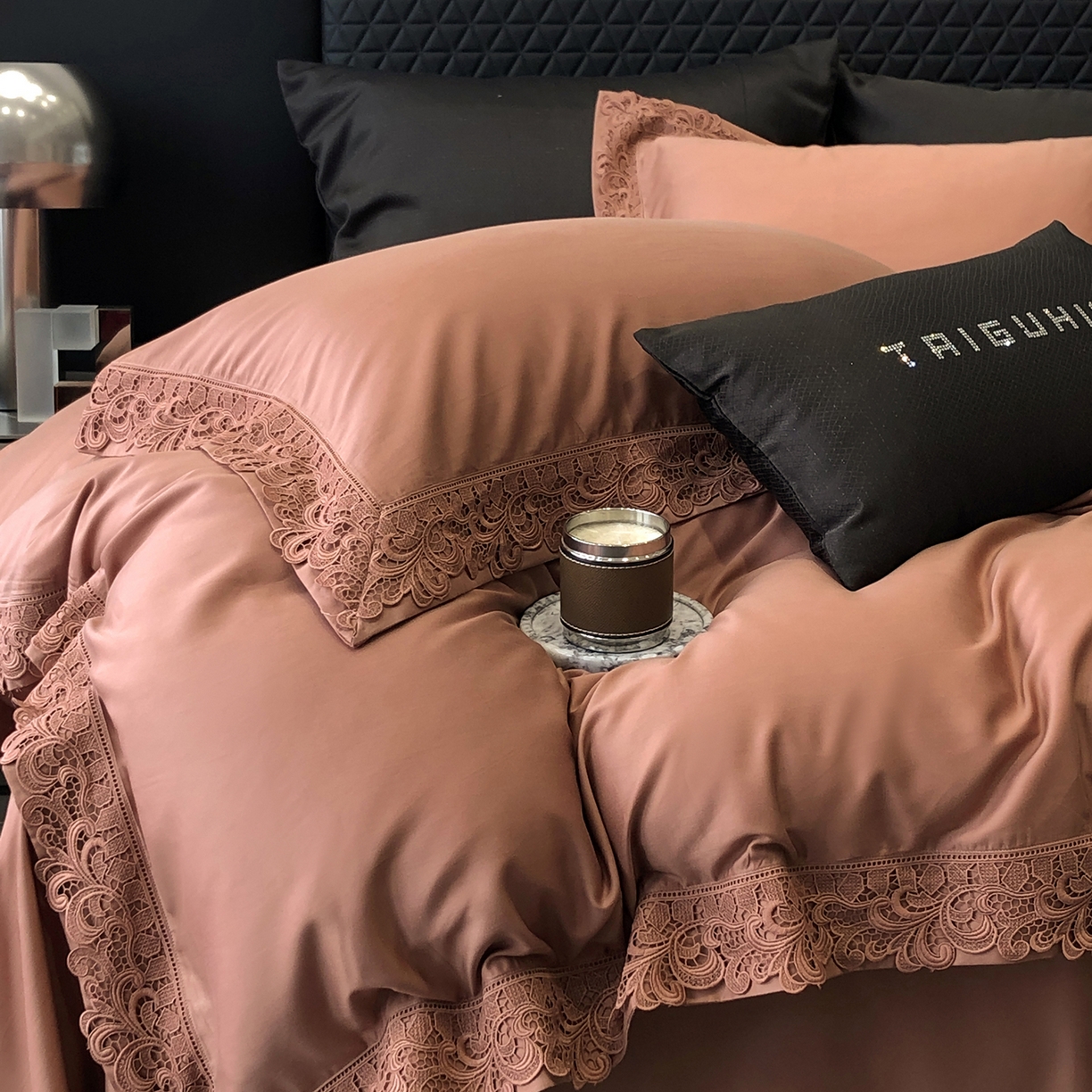 91家纺网 家纺一手货源 找家纺 太古汇家居 2025新款天丝棉磨毛花边四件套-巴黎晨曦系列 巴厘岛-美拉德