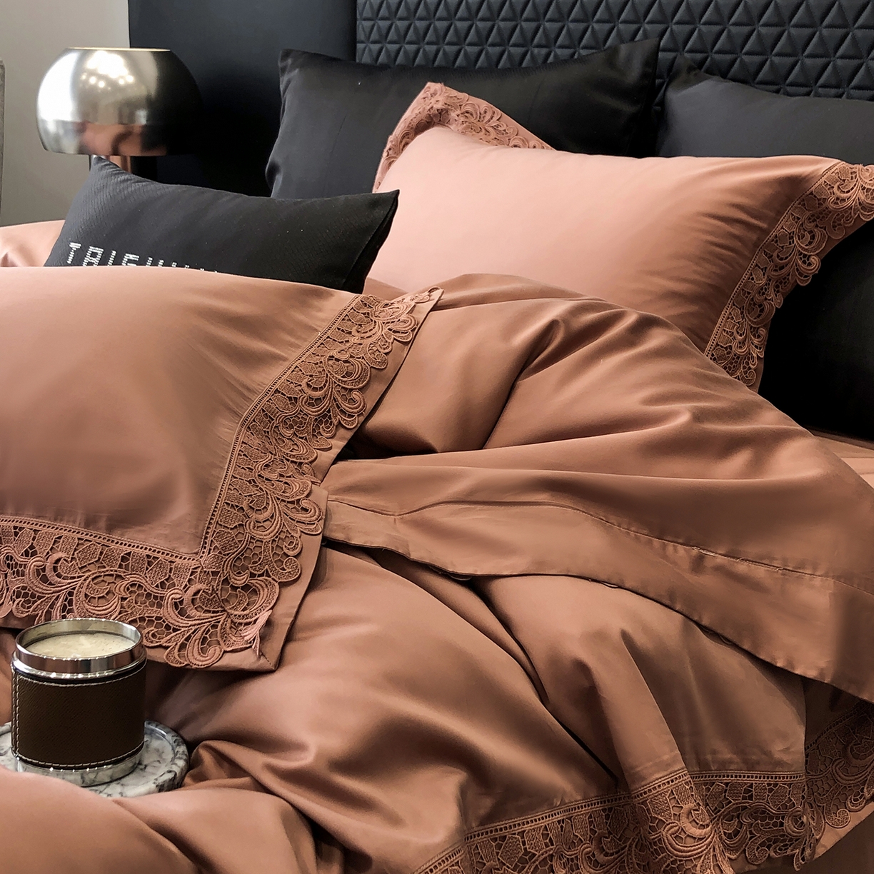 91家纺网 家纺一手货源 找家纺 太古汇家居 2025新款天丝棉磨毛花边四件套-巴黎晨曦系列 巴厘岛-美拉德