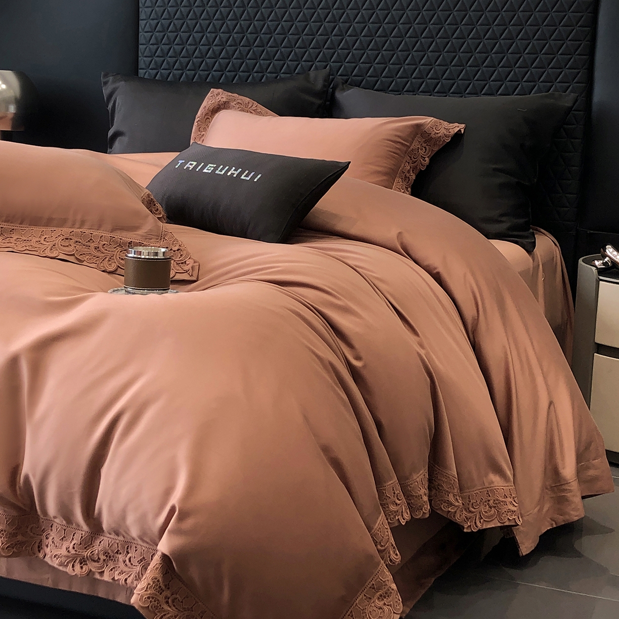 91家纺网 家纺一手货源 找家纺 太古汇家居 2025新款天丝棉磨毛花边四件套-巴黎晨曦系列 巴厘岛-美拉德