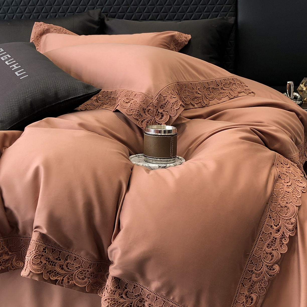 91家纺网 家纺一手货源 找家纺 太古汇家居 2025新款天丝棉磨毛花边四件套-巴黎晨曦系列 巴厘岛-美拉德