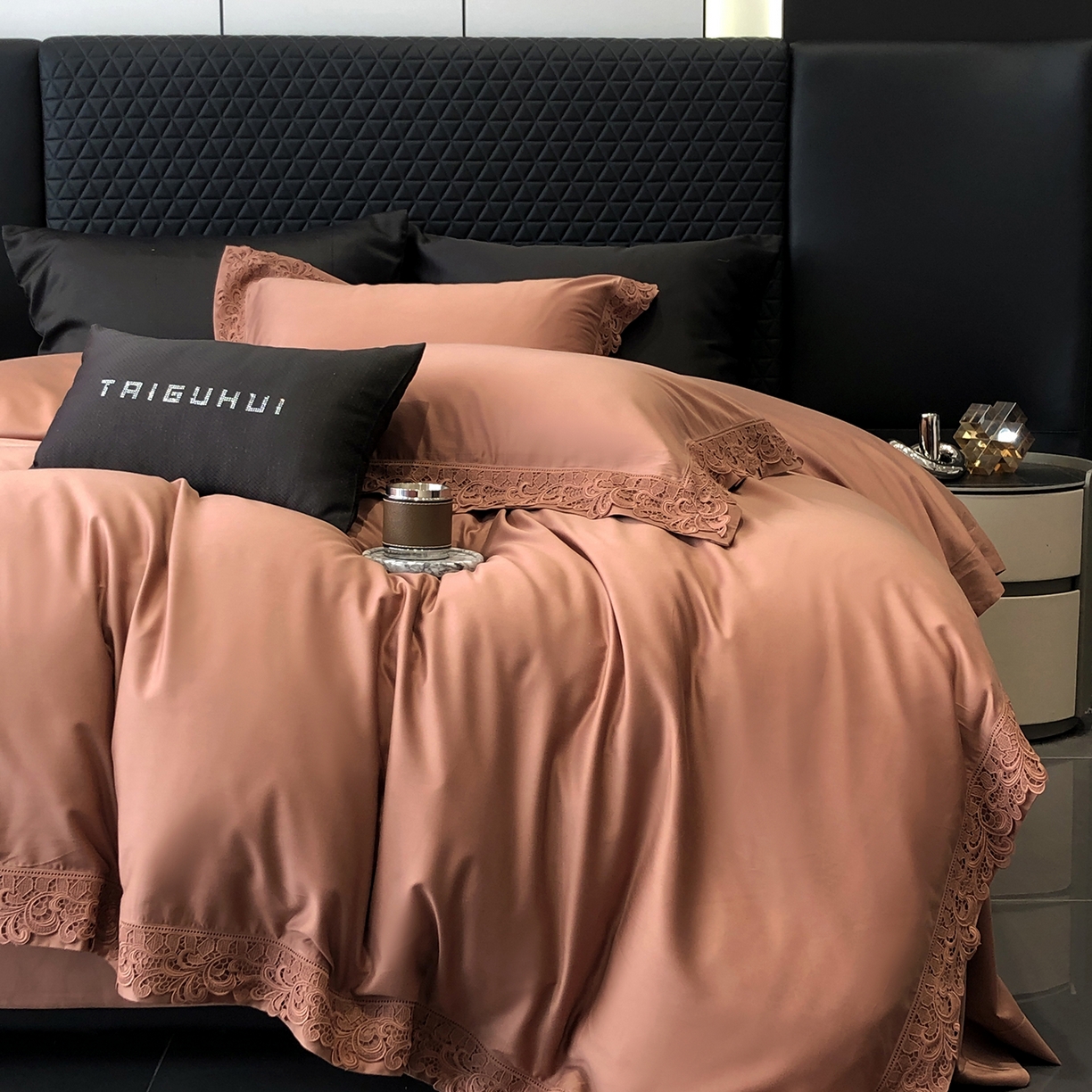 91家纺网 家纺一手货源 找家纺 太古汇家居 2025新款天丝棉磨毛花边四件套-巴黎晨曦系列 巴厘岛-美拉德