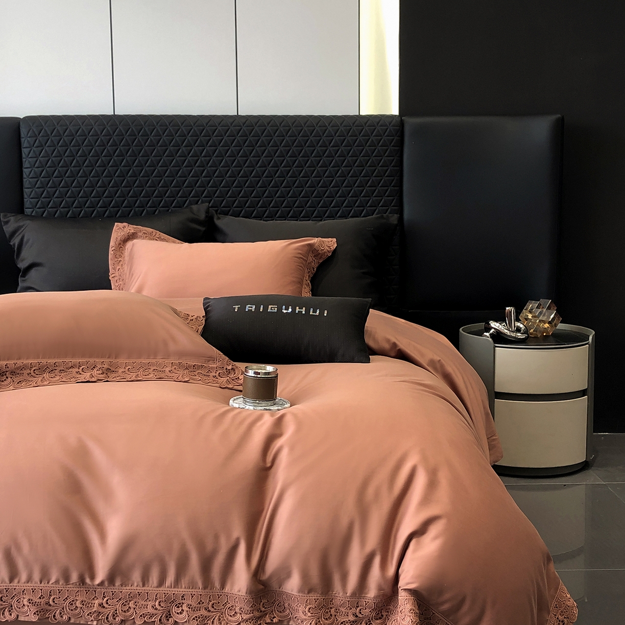 91家纺网 家纺一手货源 找家纺 太古汇家居 2025新款天丝棉磨毛花边四件套-巴黎晨曦系列 巴厘岛-美拉德