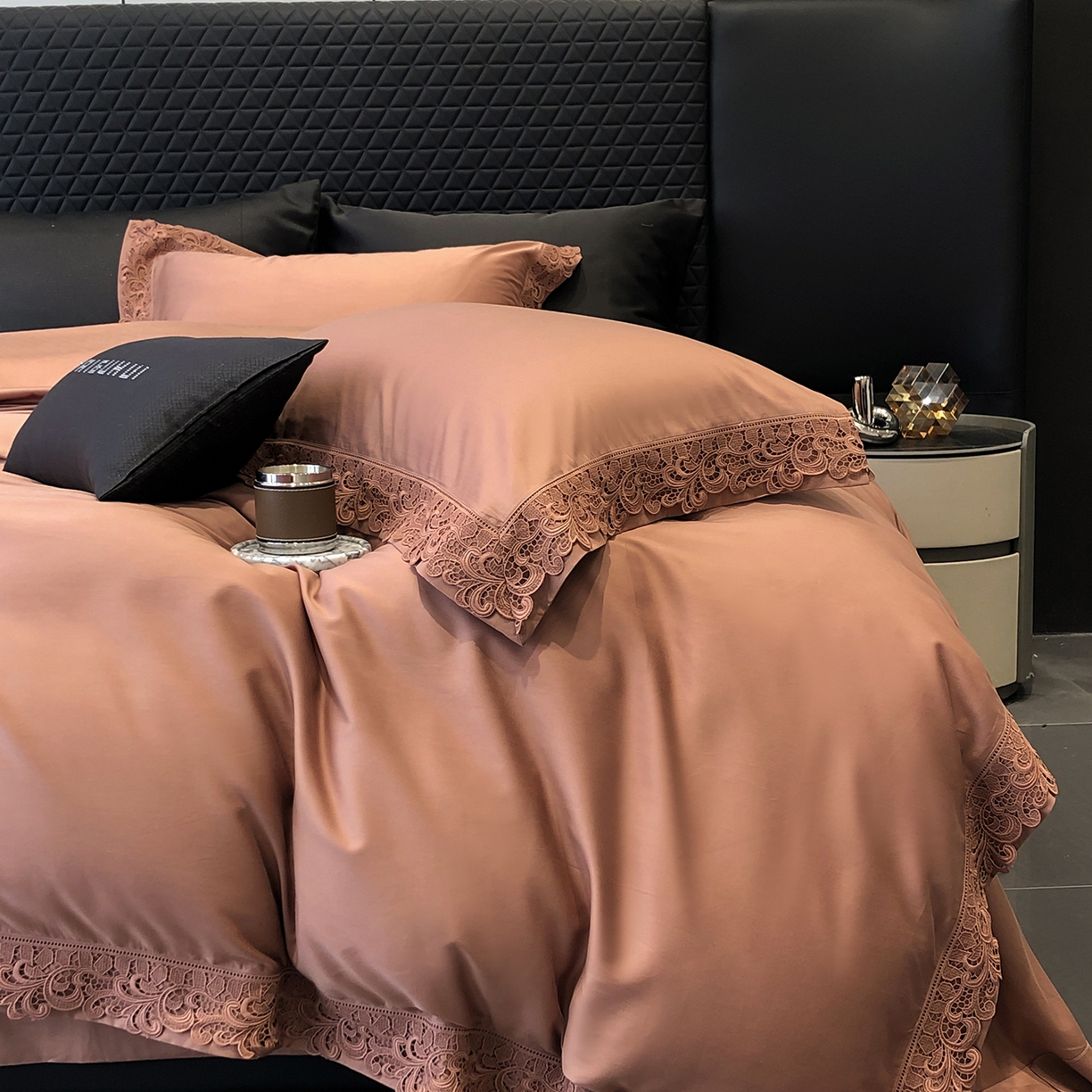 91家纺网 家纺一手货源 找家纺 太古汇家居 2025新款天丝棉磨毛花边四件套-巴黎晨曦系列 巴厘岛-美拉德