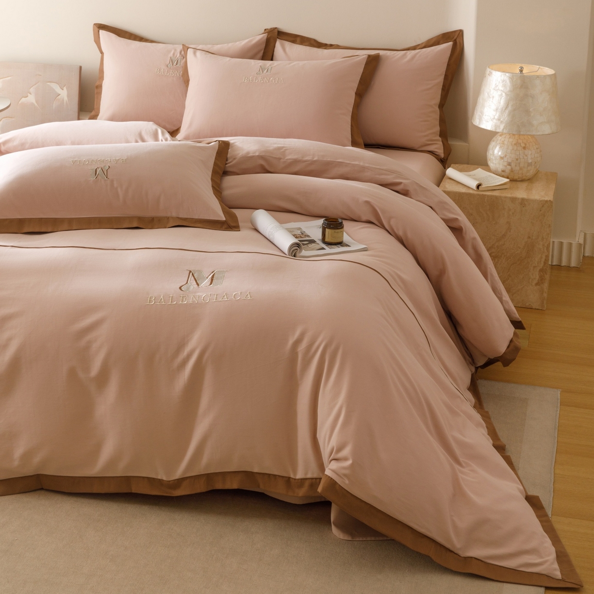 91家纺网 家纺一手货源 找家纺 艾莱家纺 2025新款A类50S云柔棉加密柔顺磨毛四件套-依人梦 依人梦-巴黎粉