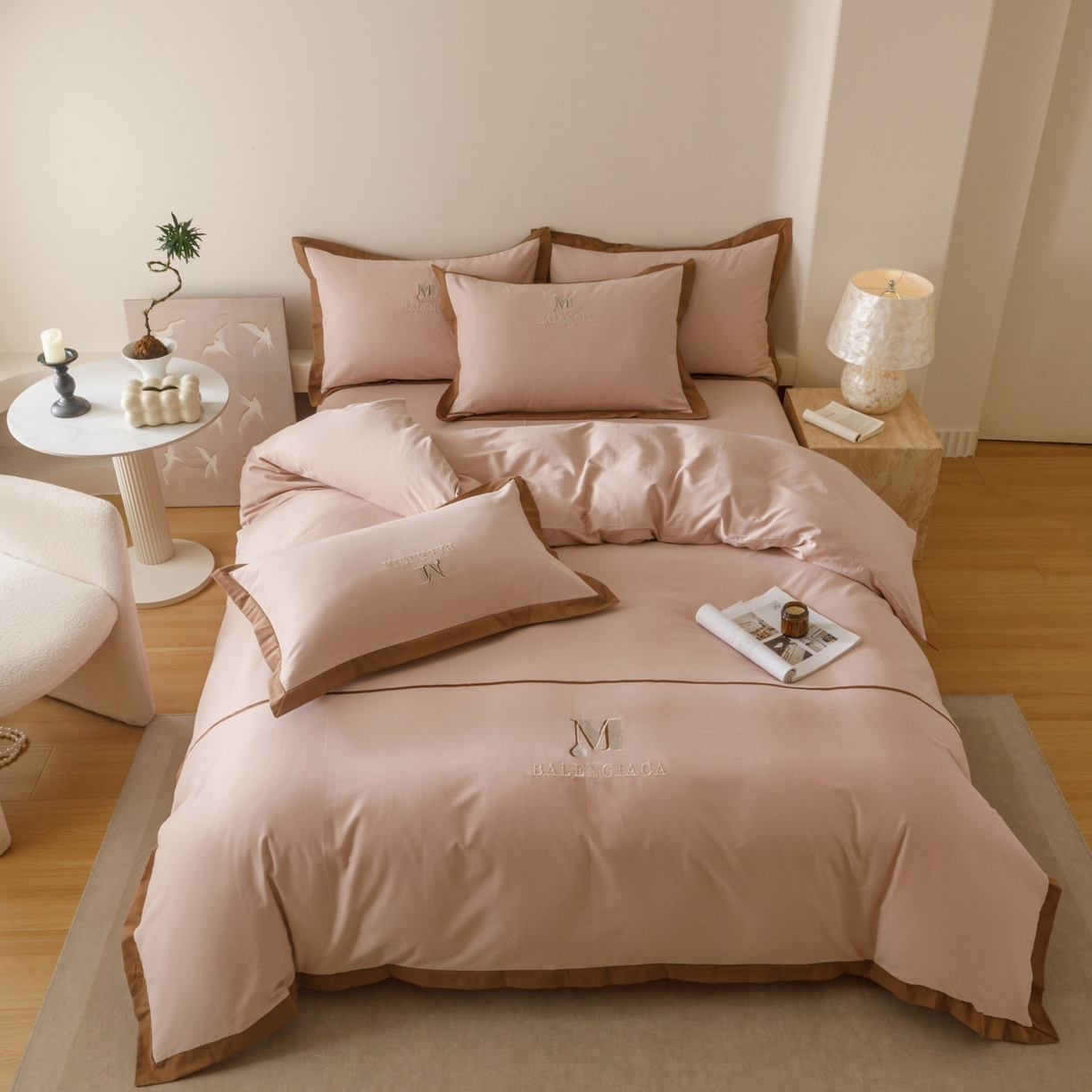 91家纺网 家纺一手货源 找家纺 艾莱家纺 2025新款A类50S云柔棉加密柔顺磨毛四件套-依人梦 依人梦-巴黎粉