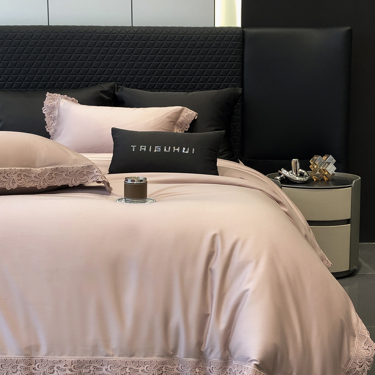 91家纺网 家纺一手货源 找家纺 太古汇家居 2025新款天丝棉磨毛花边四件套-巴黎晨曦系列 巴厘岛-烟紫