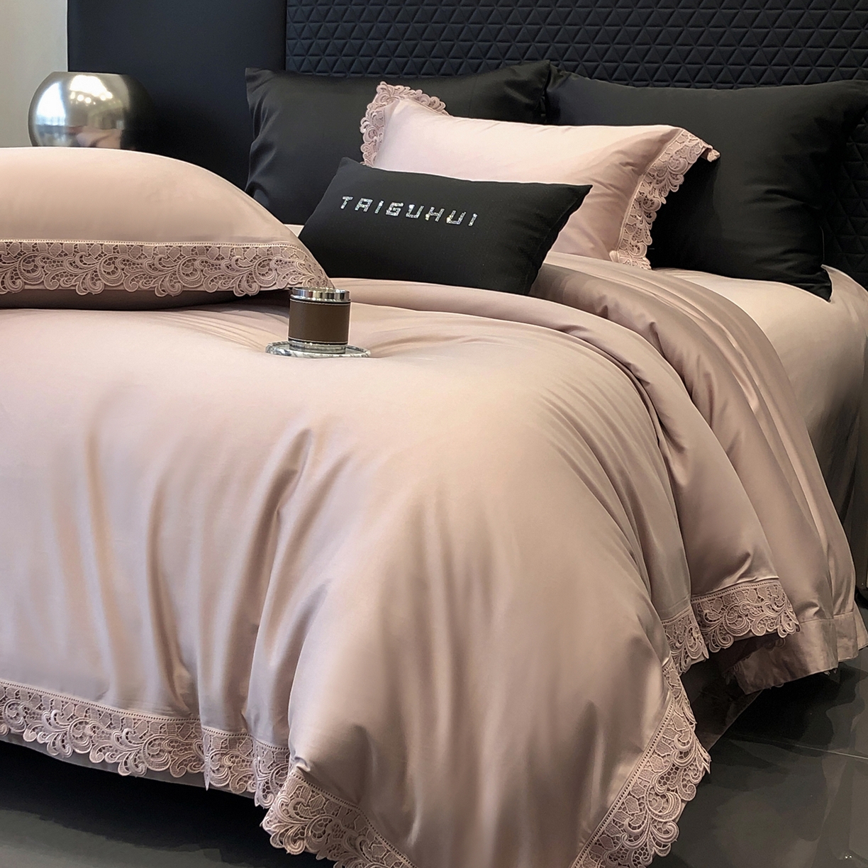 91家纺网 家纺一手货源 找家纺 太古汇家居 2025新款天丝棉磨毛花边四件套-巴黎晨曦系列 巴厘岛-烟紫