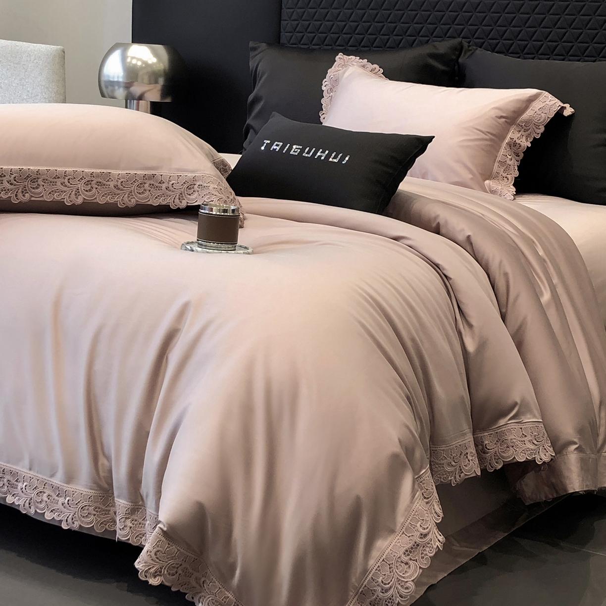 91家纺网 家纺一手货源 找家纺 太古汇家居 2025新款天丝棉磨毛花边四件套-巴黎晨曦系列 巴厘岛-烟紫