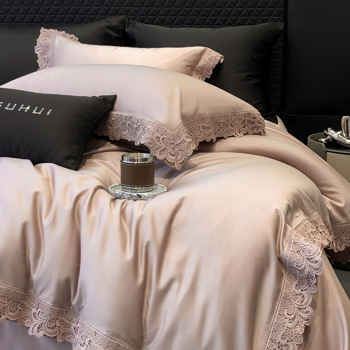 91家纺网 家纺一手货源 找家纺 太古汇家居 2025新款天丝棉磨毛花边四件套-巴黎晨曦系列 巴厘岛-烟紫