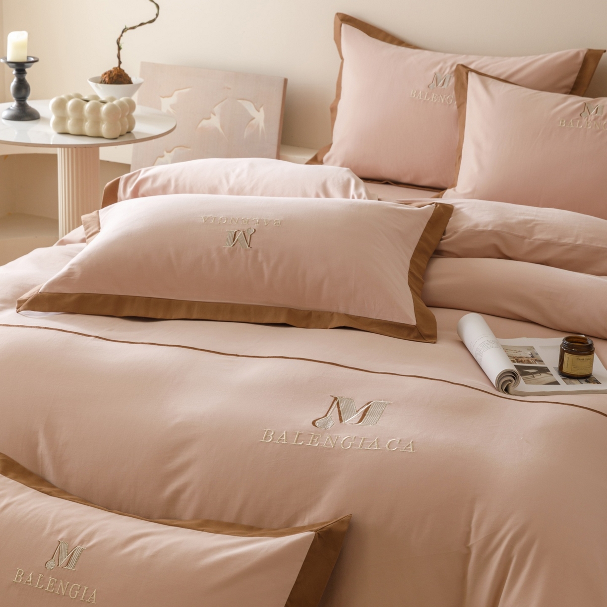 91家纺网 家纺一手货源 找家纺 艾莱家纺 2025新款A类50S云柔棉加密柔顺磨毛四件套-依人梦 依人梦-巴黎粉