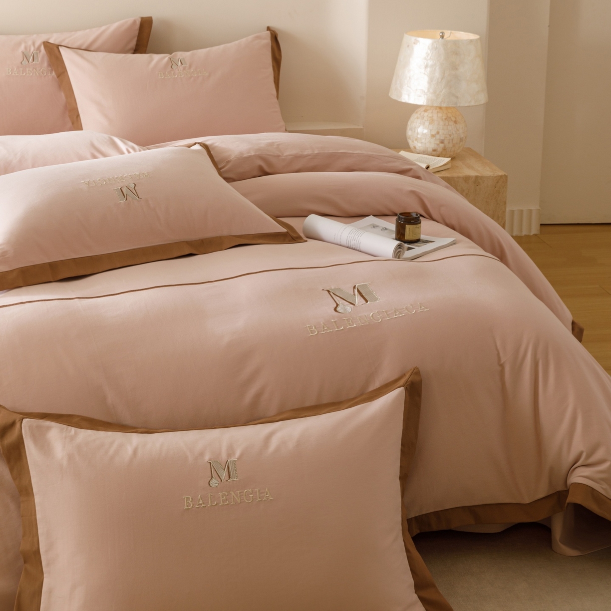 91家纺网 家纺一手货源 找家纺 艾莱家纺 2025新款A类50S云柔棉加密柔顺磨毛四件套-依人梦 依人梦-巴黎粉