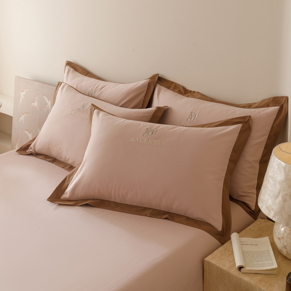 91家纺网 家纺一手货源 找家纺 艾莱家纺 2025新款A类50S云柔棉加密柔顺磨毛四件套-依人梦 依人梦-巴黎粉