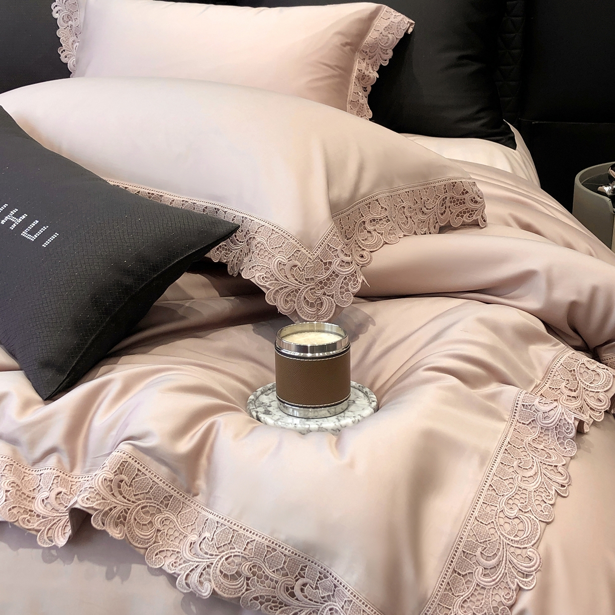 91家纺网 家纺一手货源 找家纺 太古汇家居 2025新款天丝棉磨毛花边四件套-巴黎晨曦系列 巴厘岛-烟紫