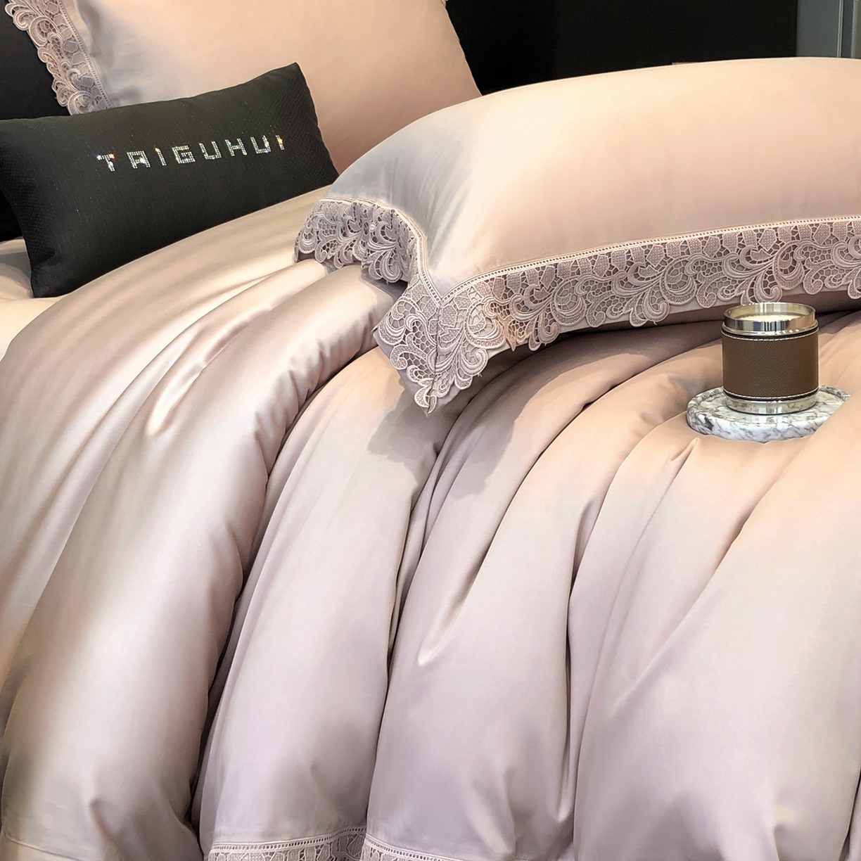 91家纺网 家纺一手货源 找家纺 太古汇家居 2025新款天丝棉磨毛花边四件套-巴黎晨曦系列 巴厘岛-烟紫