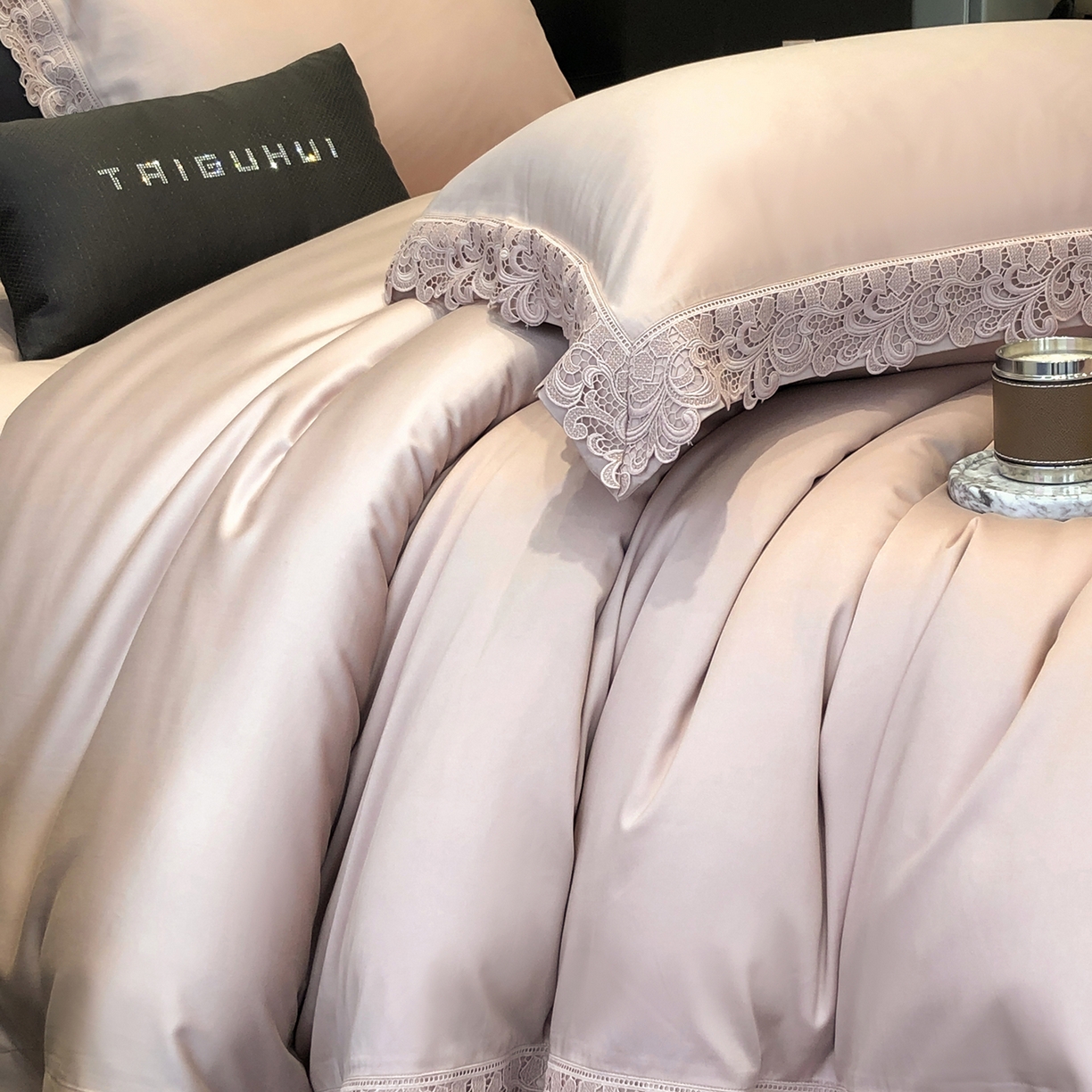 91家纺网 家纺一手货源 找家纺 太古汇家居 2025新款天丝棉磨毛花边四件套-巴黎晨曦系列 巴厘岛-烟紫