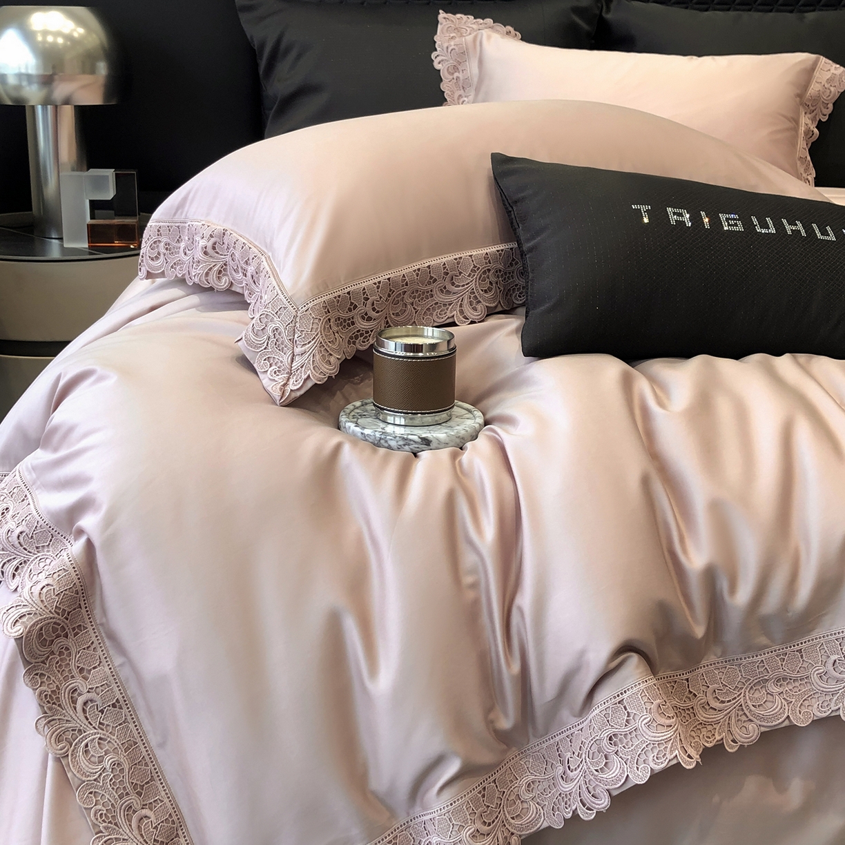 91家纺网 家纺一手货源 找家纺 太古汇家居 2025新款天丝棉磨毛花边四件套-巴黎晨曦系列 巴厘岛-烟紫