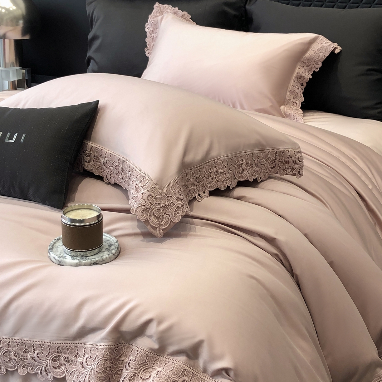 91家纺网 家纺一手货源 找家纺 太古汇家居 2025新款天丝棉磨毛花边四件套-巴黎晨曦系列 巴厘岛-烟紫