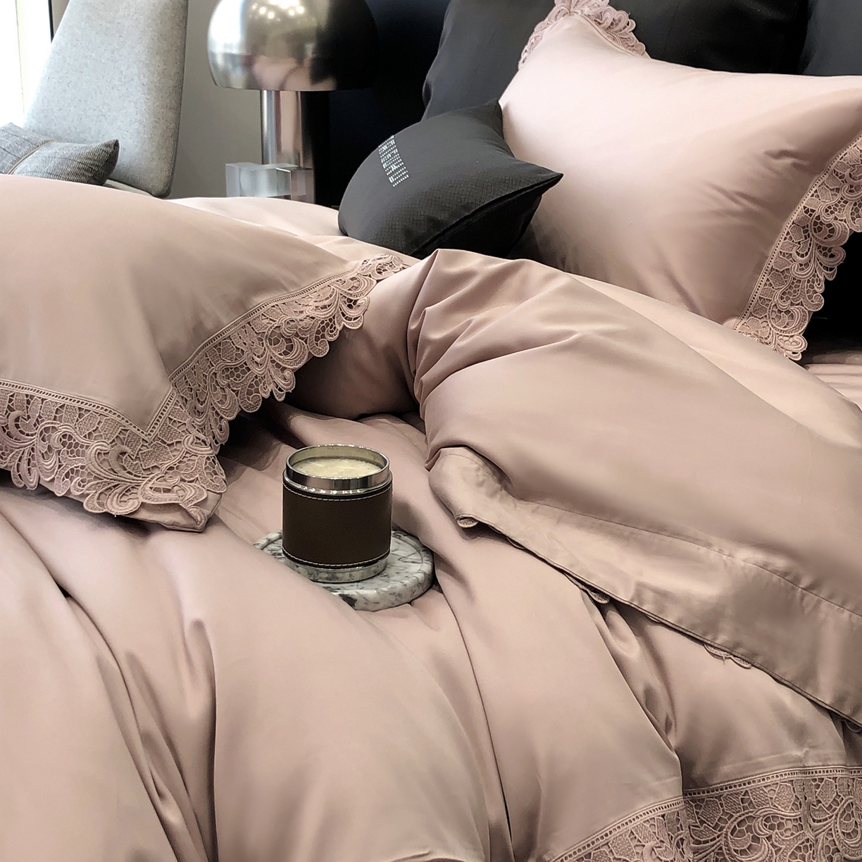 91家纺网 家纺一手货源 找家纺 太古汇家居 2025新款天丝棉磨毛花边四件套-巴黎晨曦系列 巴厘岛-烟紫