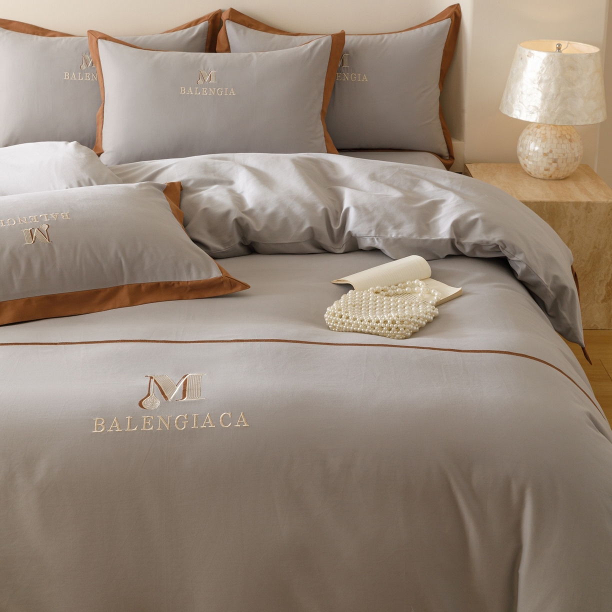 91家纺网 家纺一手货源 找家纺 艾莱家纺 2025新款A类50S云柔棉加密柔顺磨毛四件套-依人梦 依人梦-高级灰