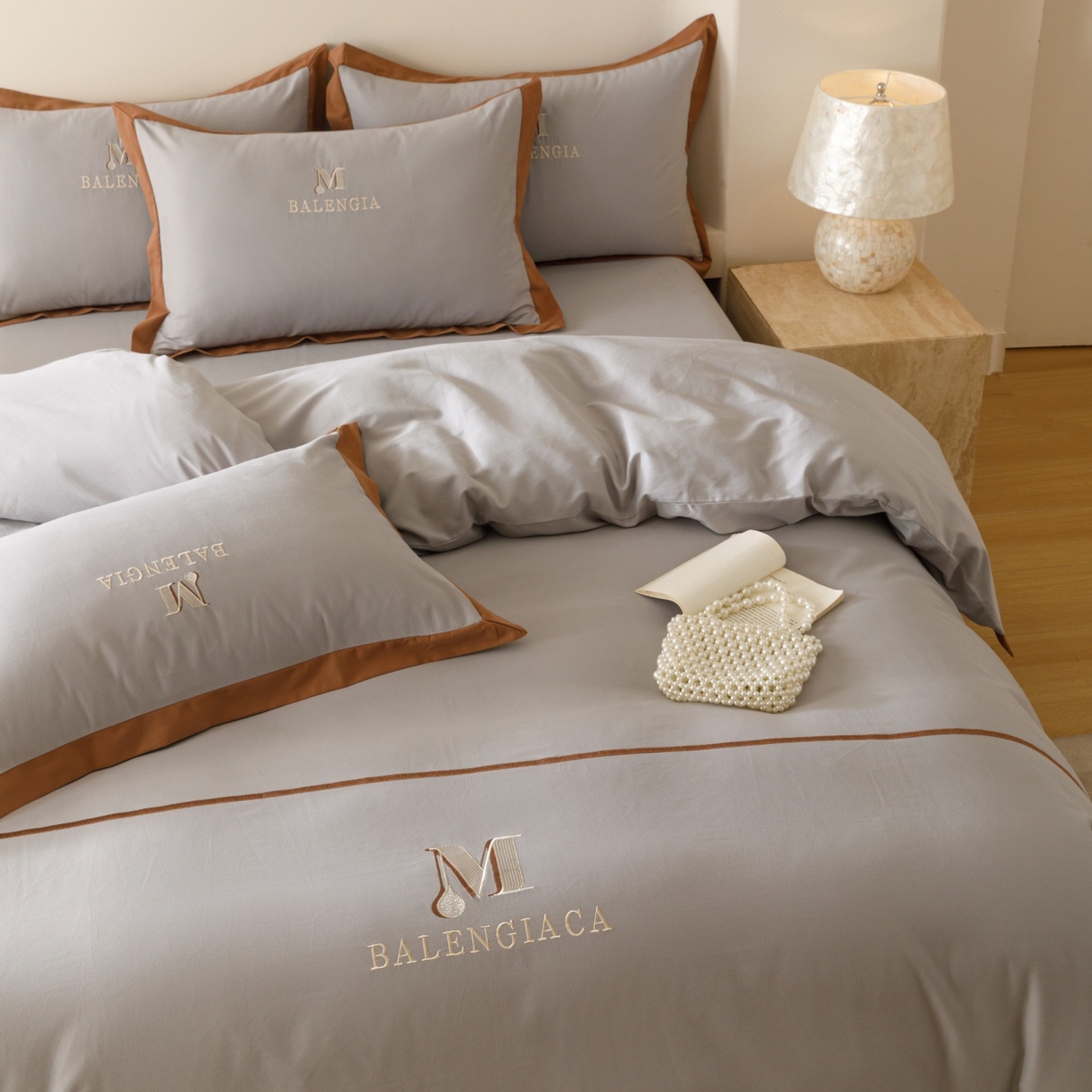 91家纺网 家纺一手货源 找家纺 艾莱家纺 2025新款A类50S云柔棉加密柔顺磨毛四件套-依人梦 依人梦-高级灰