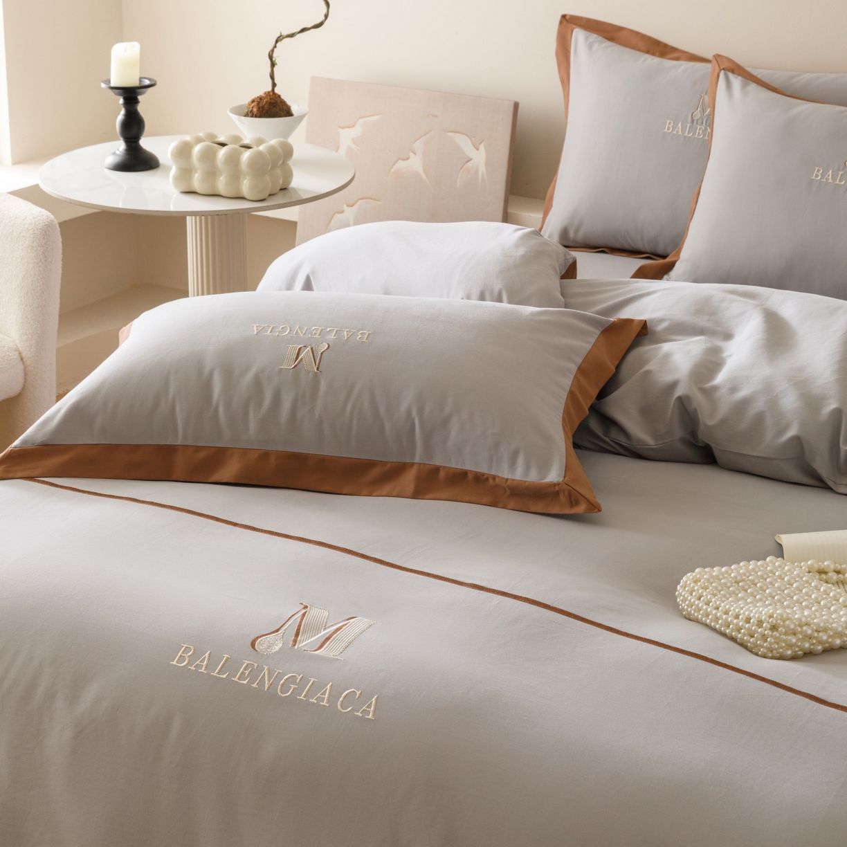 91家纺网 家纺一手货源 找家纺 艾莱家纺 2025新款A类50S云柔棉加密柔顺磨毛四件套-依人梦 依人梦-高级灰