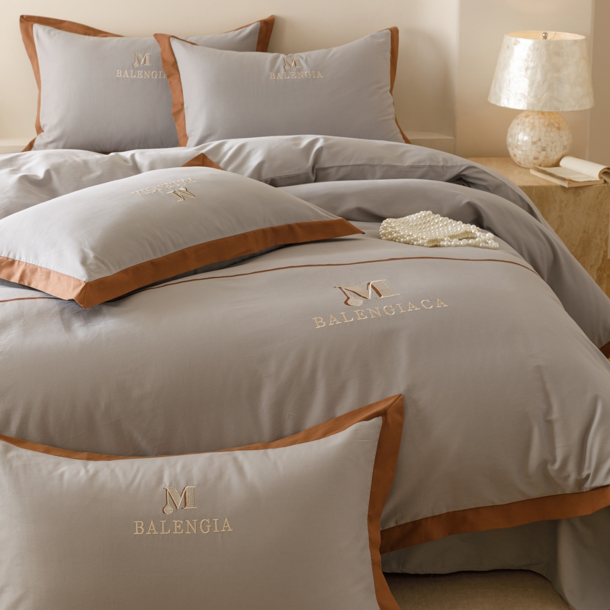 91家纺网 家纺一手货源 找家纺 艾莱家纺 2025新款A类50S云柔棉加密柔顺磨毛四件套-依人梦 依人梦-高级灰