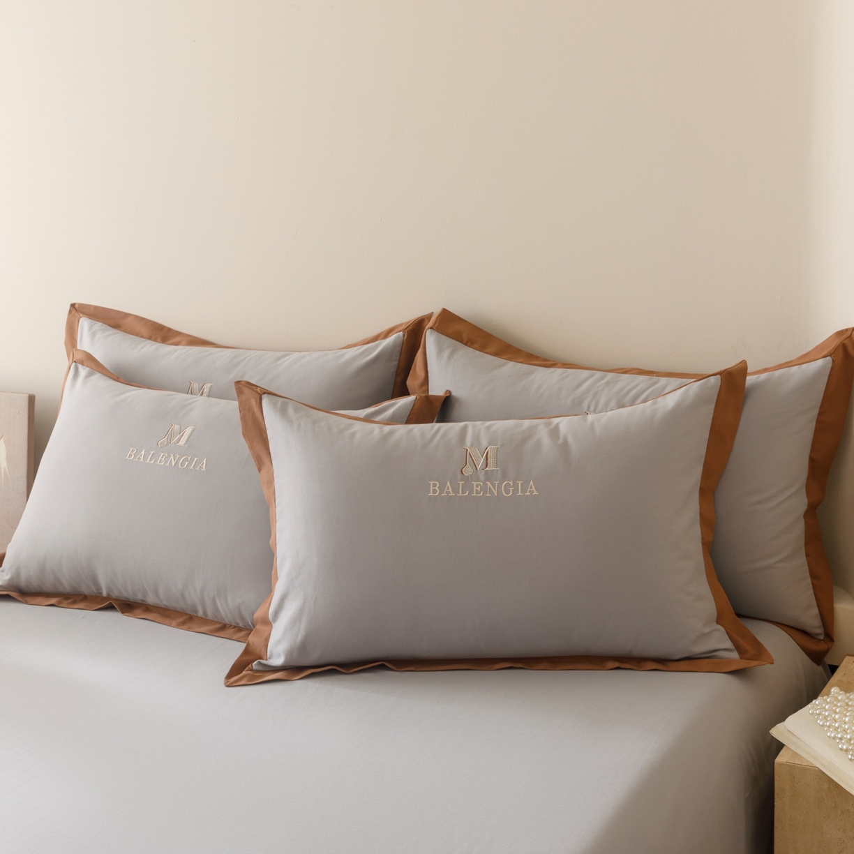 91家纺网 家纺一手货源 找家纺 艾莱家纺 2025新款A类50S云柔棉加密柔顺磨毛四件套-依人梦 依人梦-高级灰