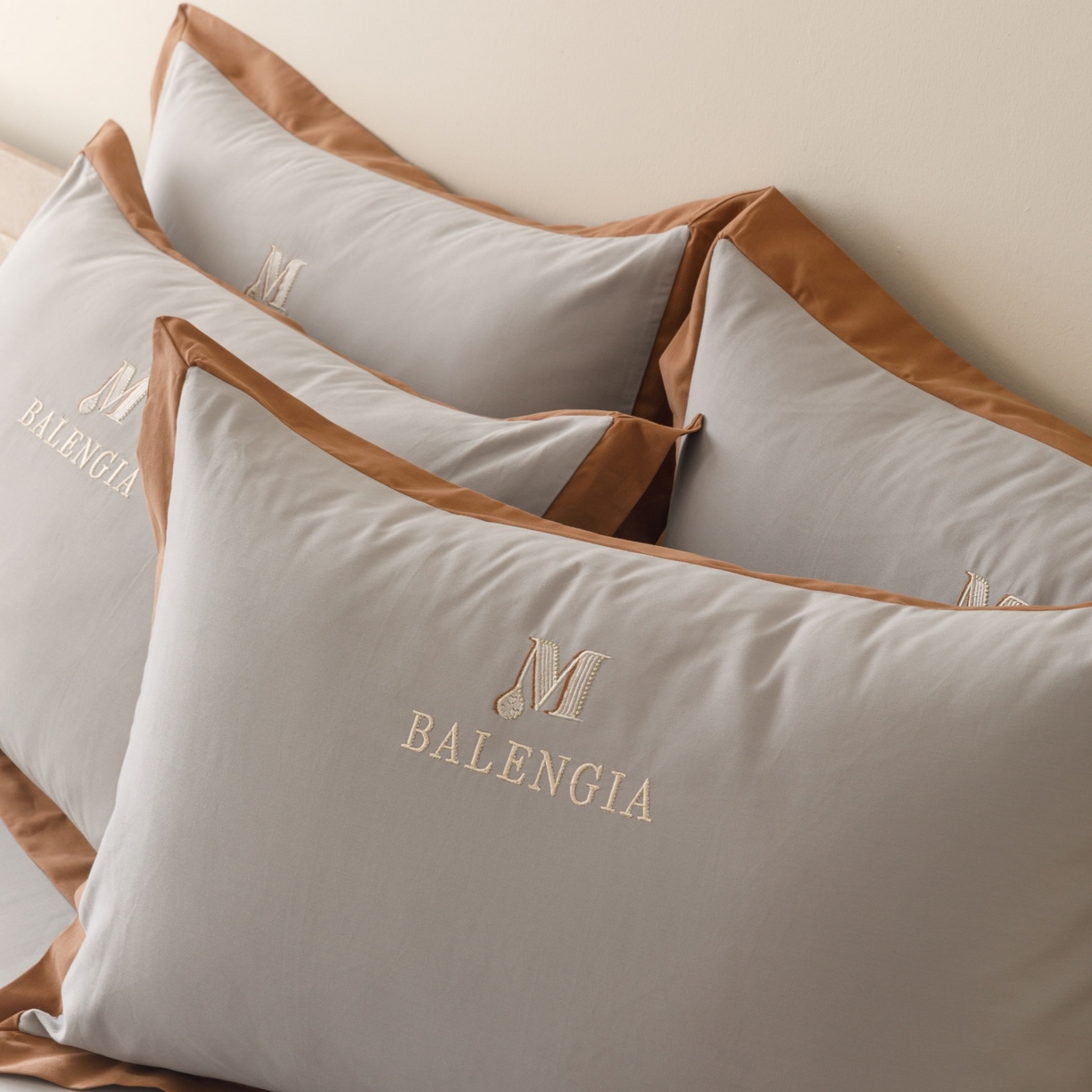 91家纺网 家纺一手货源 找家纺 艾莱家纺 2025新款A类50S云柔棉加密柔顺磨毛四件套-依人梦 依人梦-高级灰