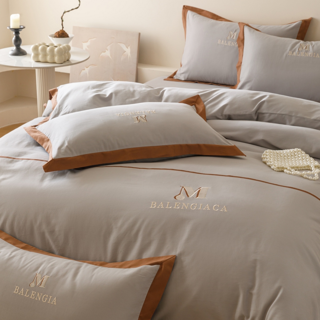 91家纺网 家纺一手货源 找家纺 艾莱家纺 2025新款A类50S云柔棉加密柔顺磨毛四件套-依人梦 依人梦-高级灰