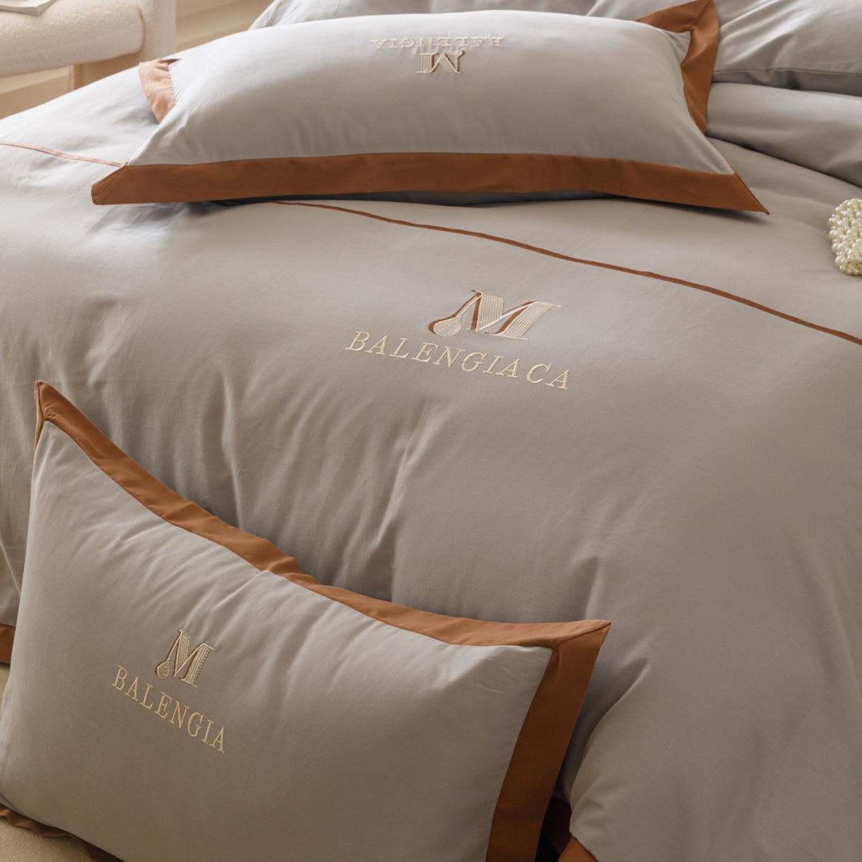 91家纺网 家纺一手货源 找家纺 艾莱家纺 2025新款A类50S云柔棉加密柔顺磨毛四件套-依人梦 依人梦-高级灰