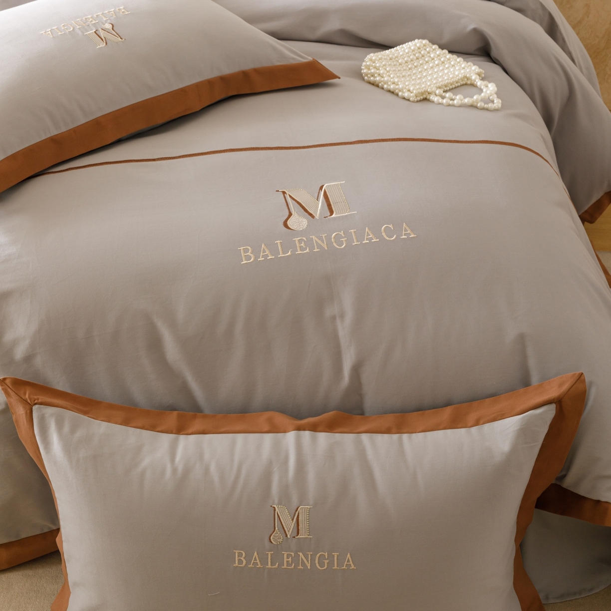 91家纺网 家纺一手货源 找家纺 艾莱家纺 2025新款A类50S云柔棉加密柔顺磨毛四件套-依人梦 依人梦-高级灰