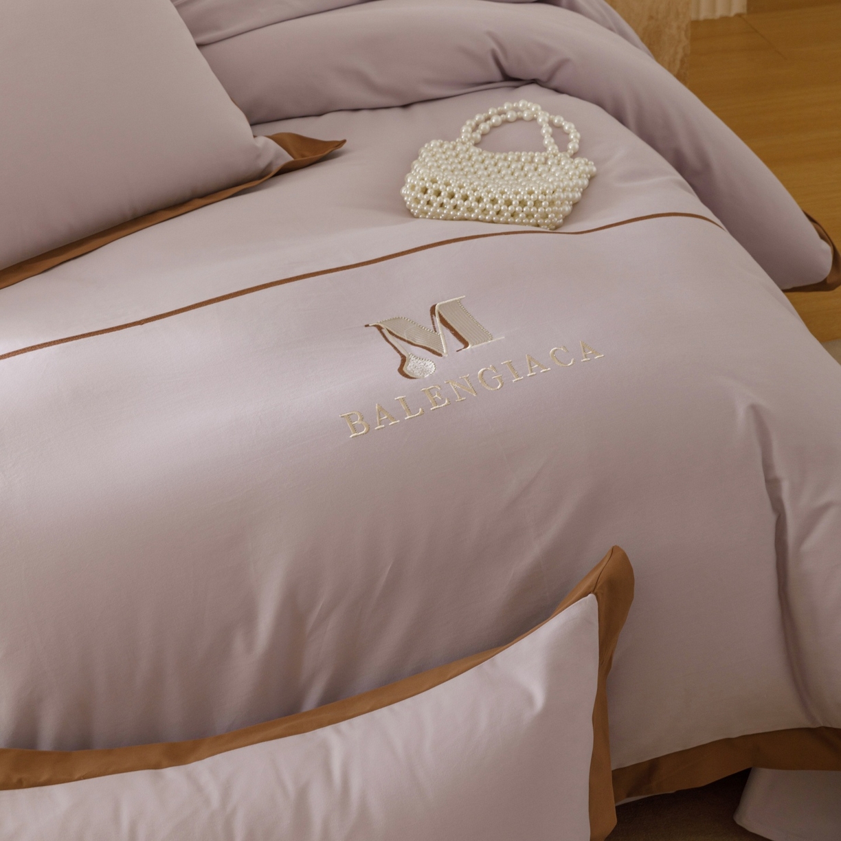 91家纺网 家纺一手货源 找家纺 艾莱家纺 2025新款A类50S云柔棉加密柔顺磨毛四件套-依人梦 依人梦-浪漫紫