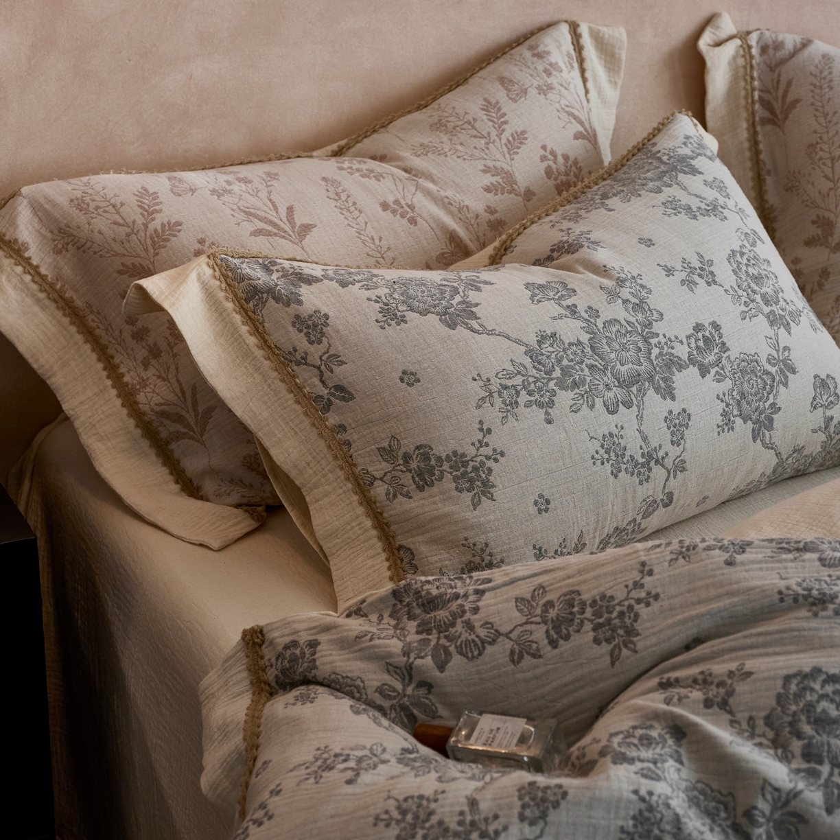 91家纺网 家纺一手货源 找家纺 涞澳家纺 2025新款棉麻皱皱纱四件套 花间影