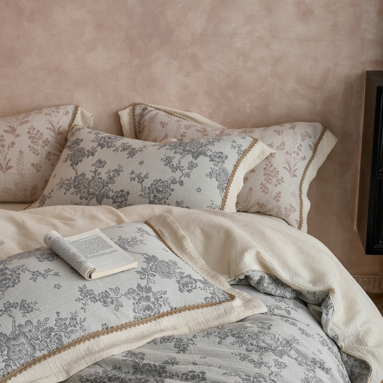 91家纺网 家纺一手货源 找家纺 涞澳家纺 2025新款棉麻皱皱纱四件套 花间影