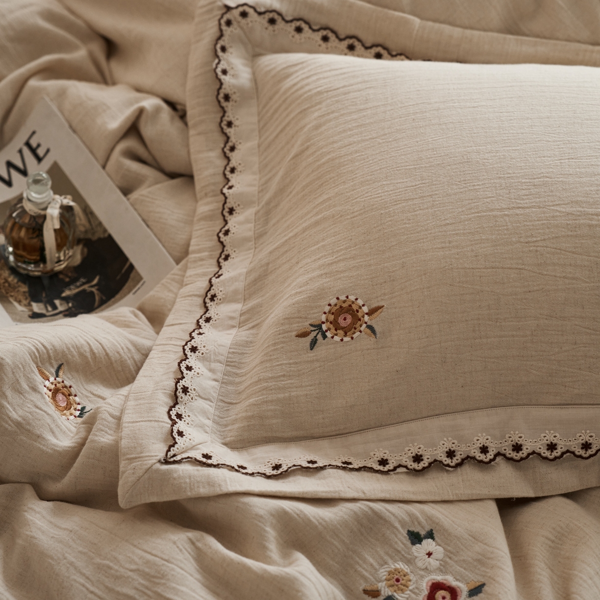 91家纺网 家纺一手货源 找家纺 涞澳家纺 2025新款棉麻皱皱纱四件套 一山春色-白