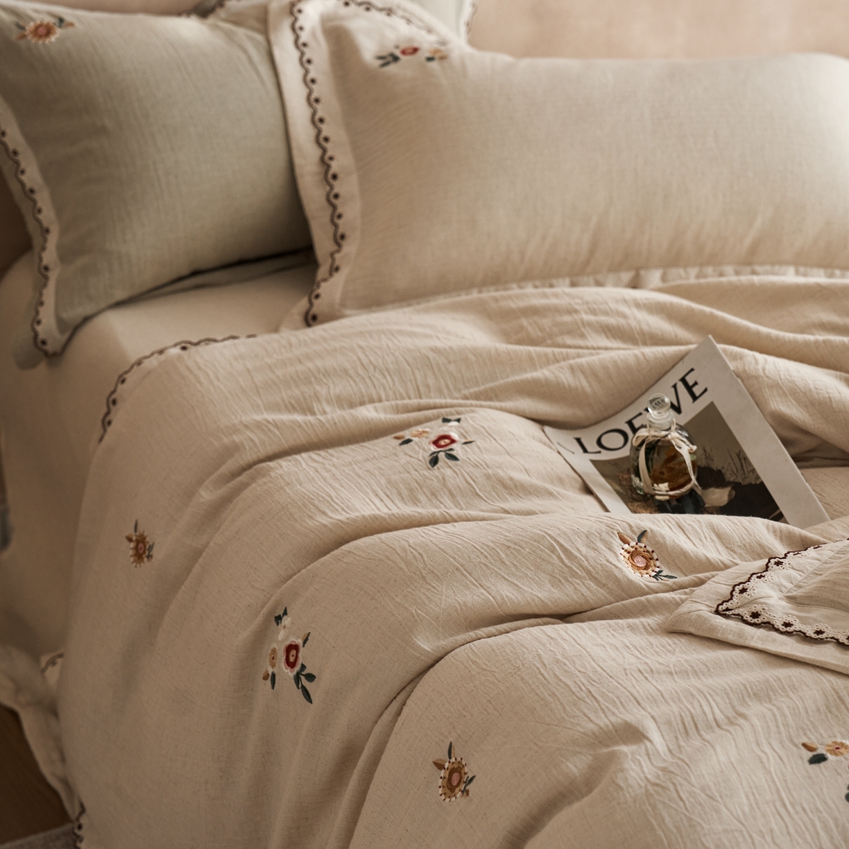 91家纺网 家纺一手货源 找家纺 涞澳家纺 2025新款棉麻皱皱纱四件套 一山春色-白