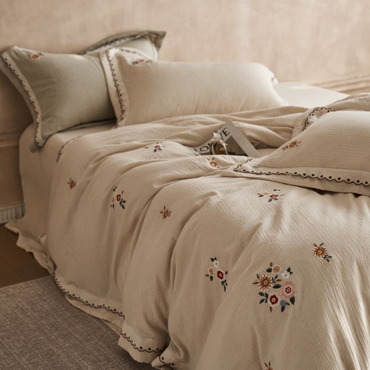 91家纺网 家纺一手货源 找家纺 涞澳家纺 2025新款棉麻皱皱纱四件套 一山春色-白